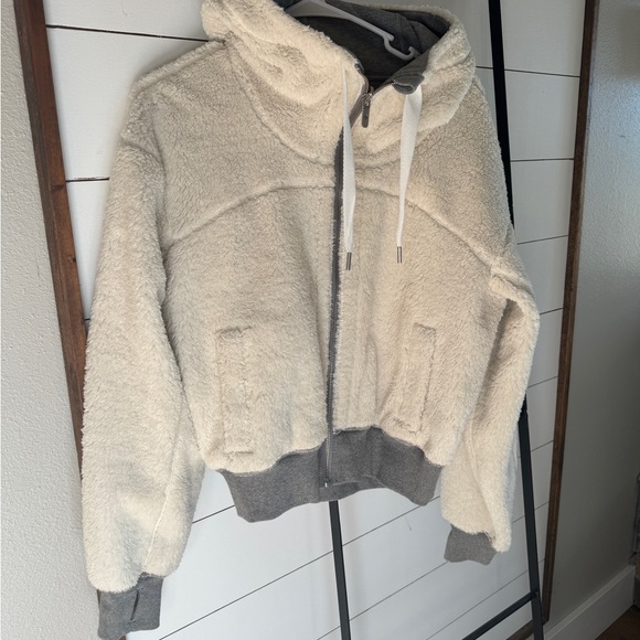 Lululemon Reversible Sherpa and Gray Crop Jacket in Size Medium new w/o tags - Picture 2 of 5